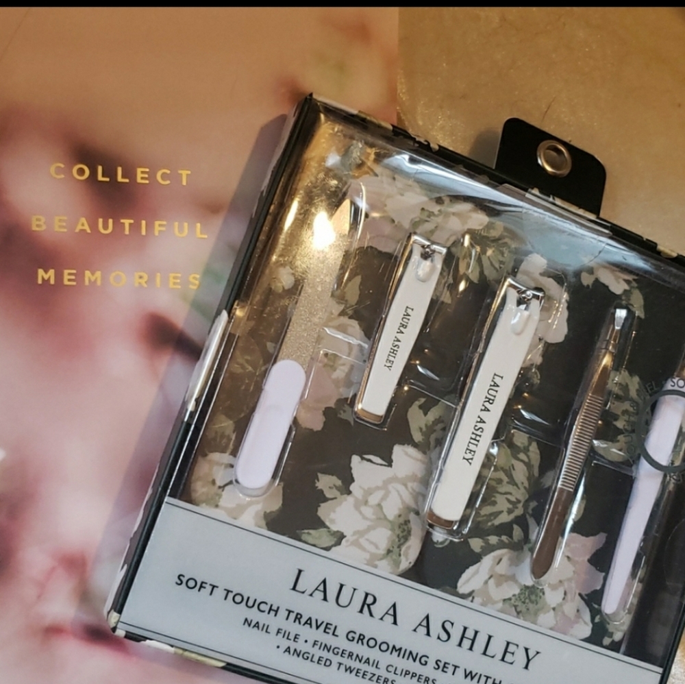 💕 NWT Laura Ashley nail grooming set